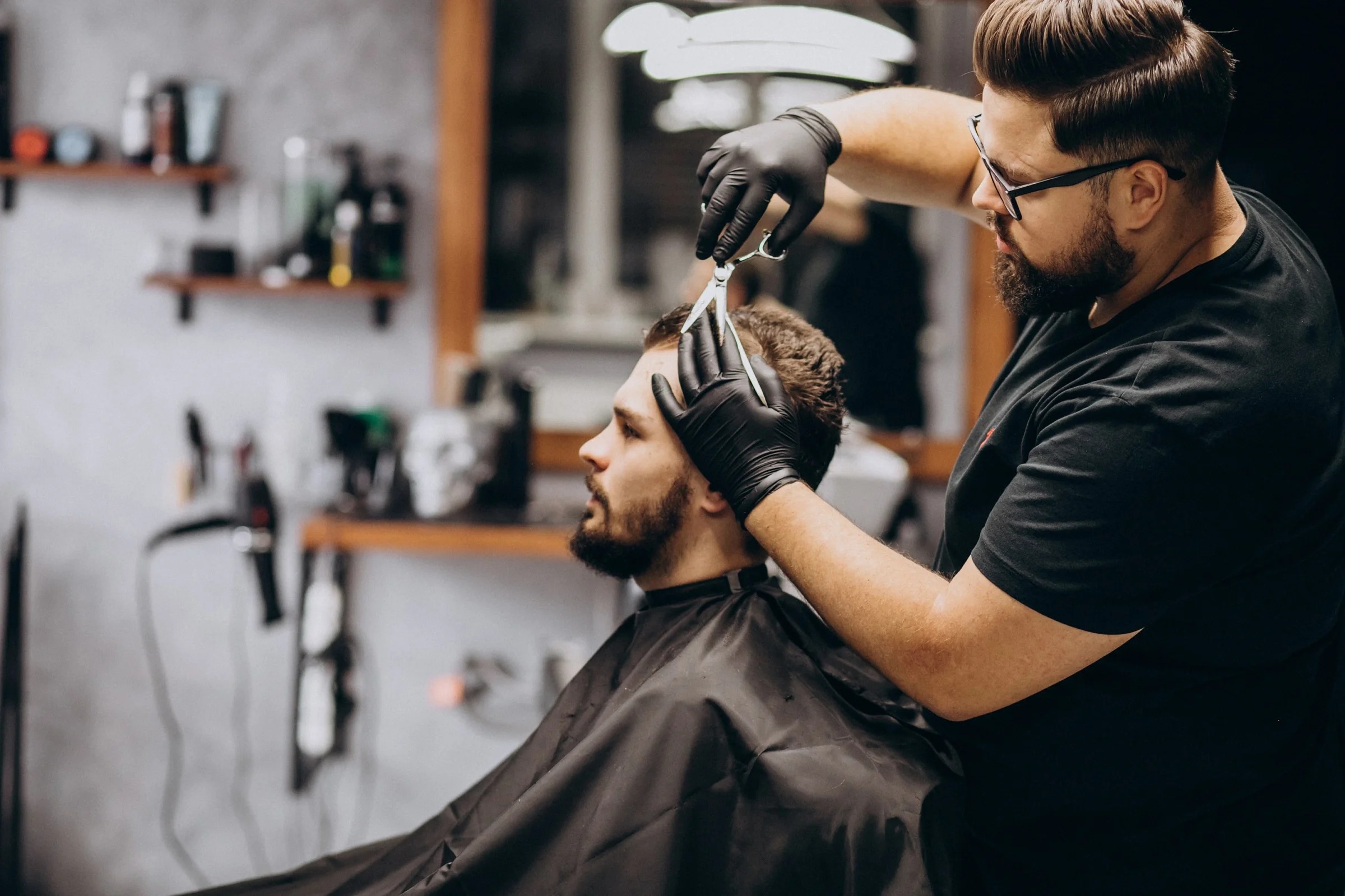 Barber réalisant une coupe de cheveux