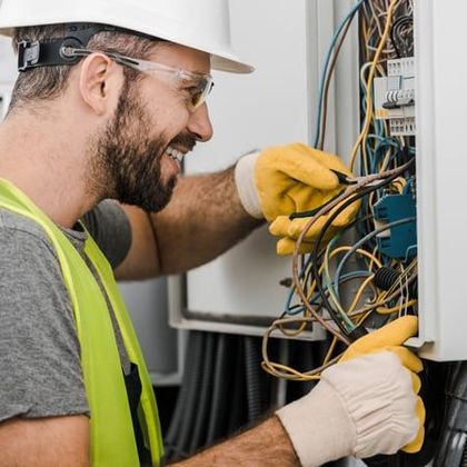 Électricien au travail